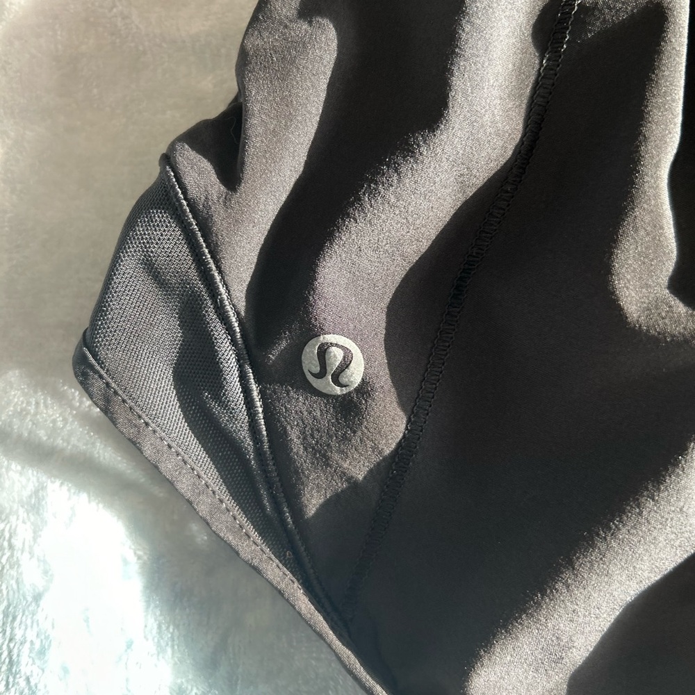 Lululemon Hotty Hot 2.5 inch black shorts size 4